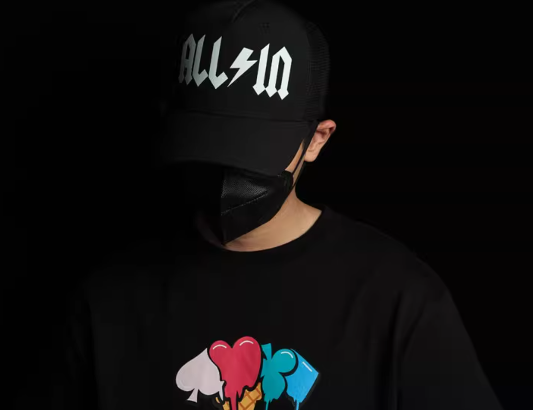 「ALL IN」プリントが付いた通気性のある黒い帽子