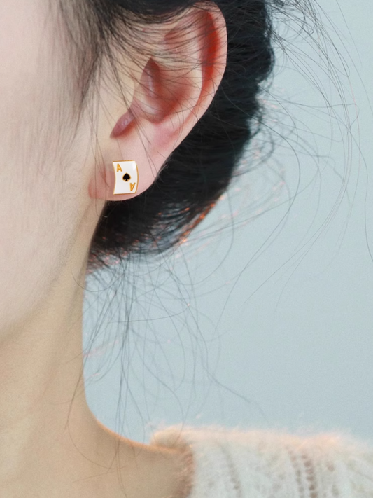 コンパクトで汎用性の高い非対称カードイヤークリップ(ピアスを開けていなくても装着可能)
