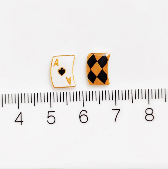 コンパクトで汎用性の高い非対称カードイヤークリップ(ピアスを開けていなくても装着可能)