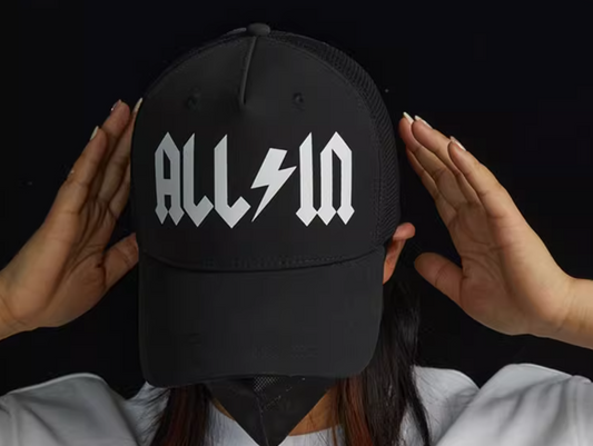 「ALL IN」プリントが付いた通気性のある黒い帽子